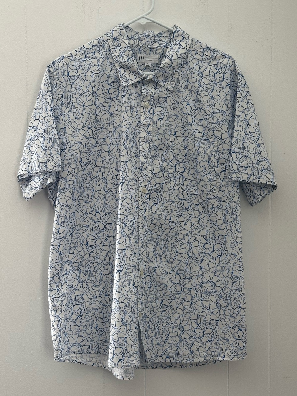 GAP White Short-Sleeve Button-Up with Blue Floral Print XL